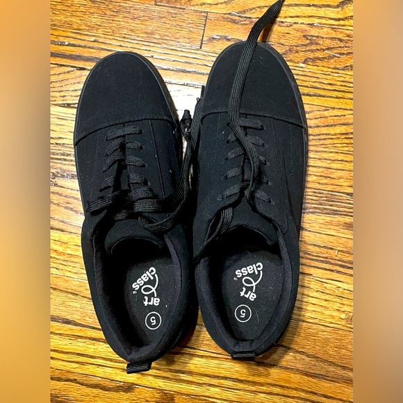 Art Class Black youth unisex Shoes size 5 - Picture 1 of 4